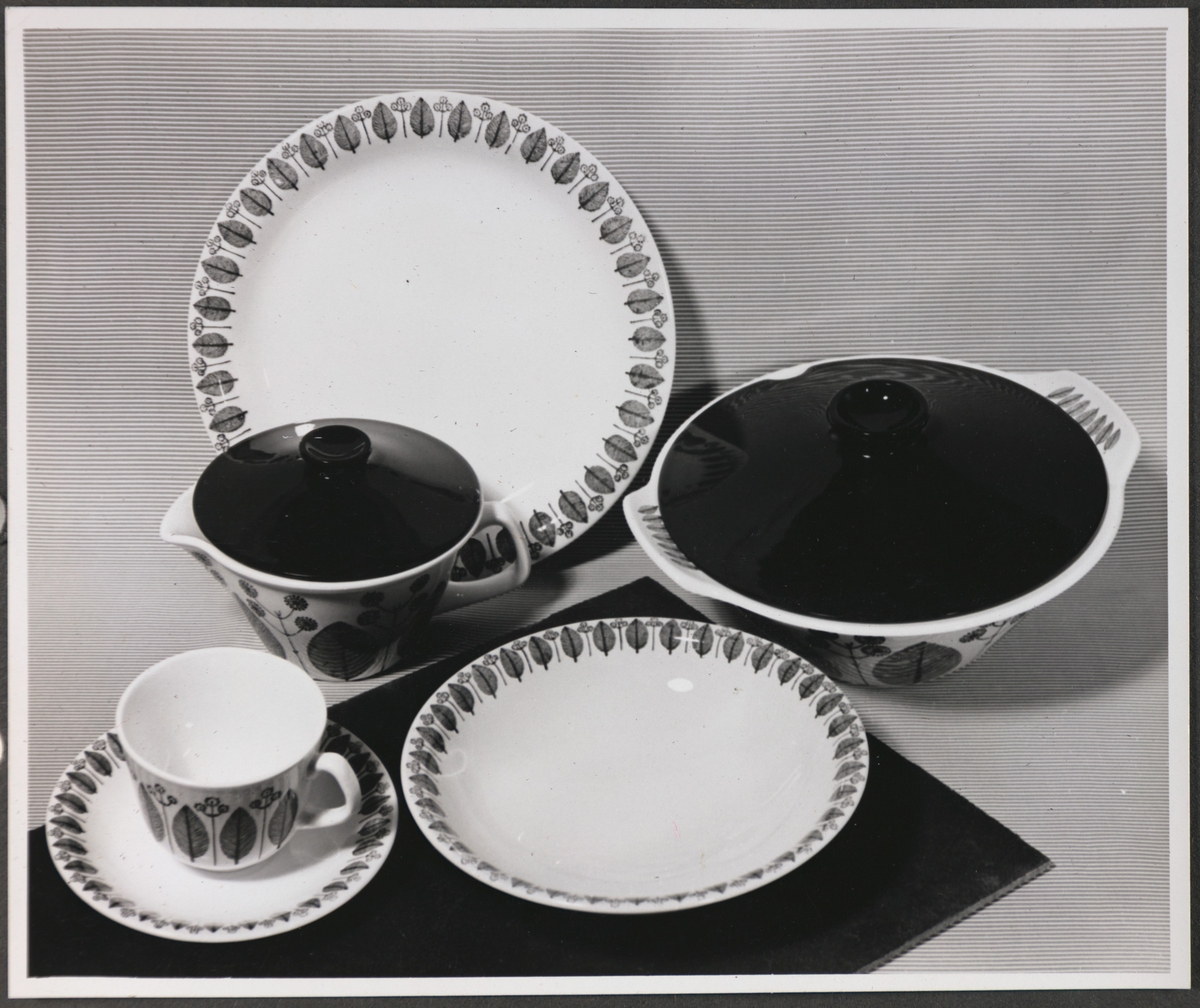 Serviset "Selje" fra Stavangerflint A/S. Avbildede objekter viser tallerkener, lokk-fat, sausenebb og en kopp med underskål. 