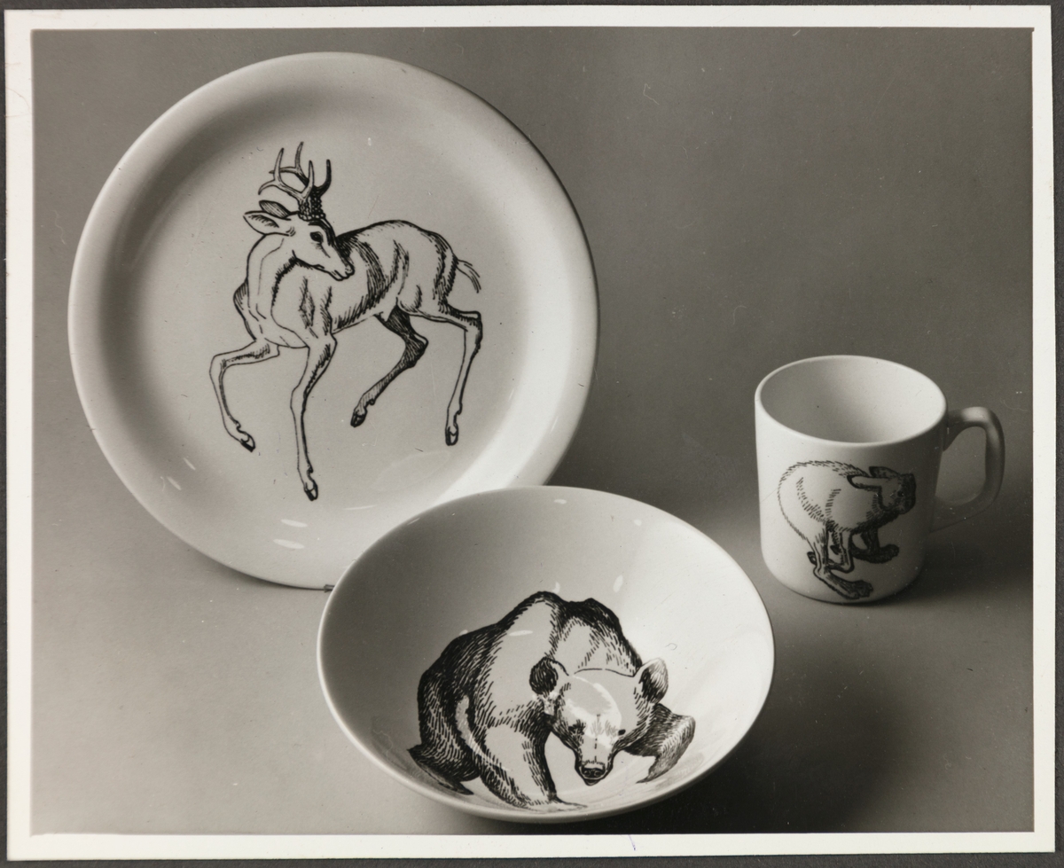 Platter, tallerken, skål og en kopp med dyremotiv fra Stavangerflint A/S. Dekor nr. 72 "Dyretegninger".