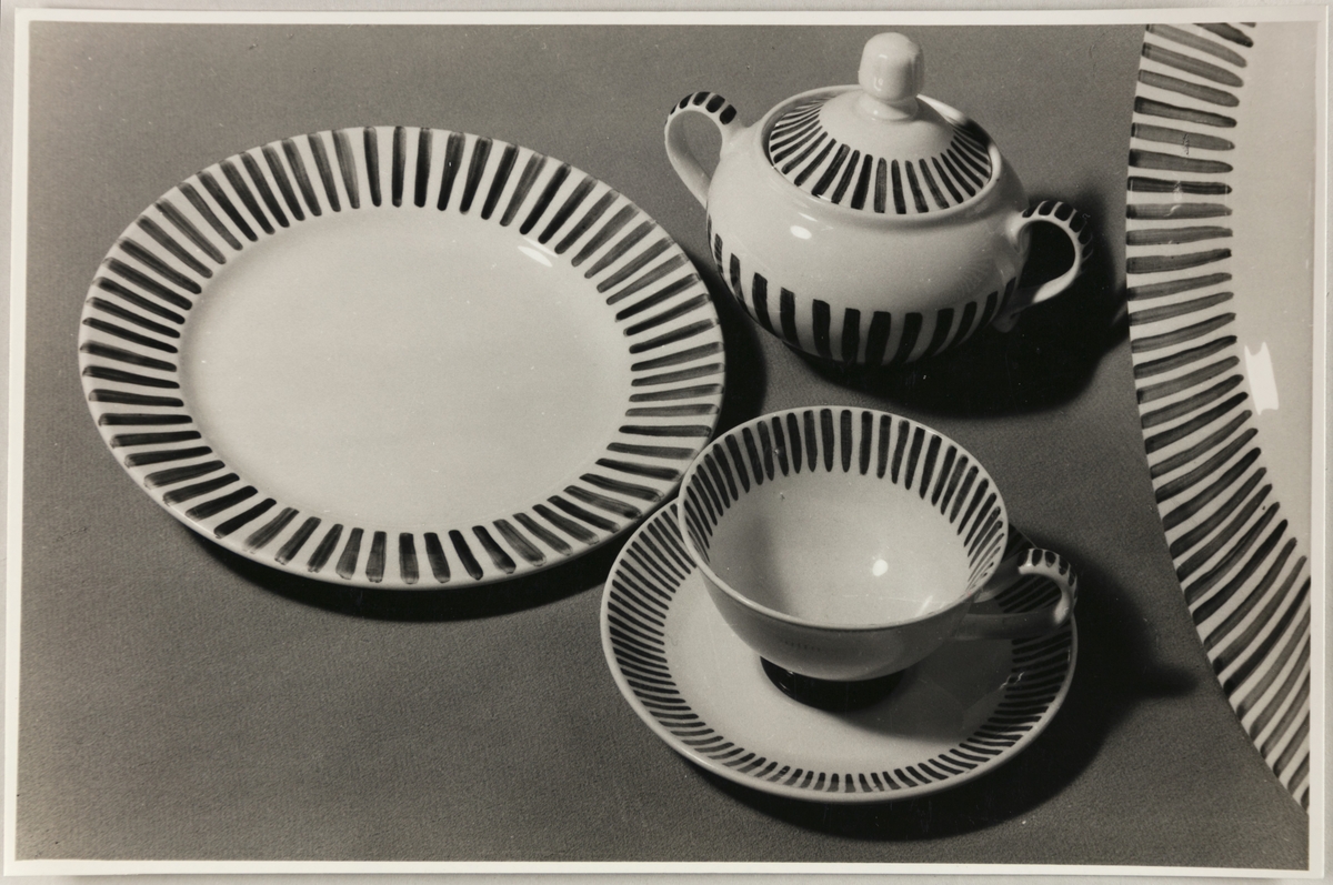 Kaffeservise med strekdekor fra Stavangerflint A/S. Avbildede objekter er en tallerken, en kopp og underskål, en sukkerskål og et fat.
