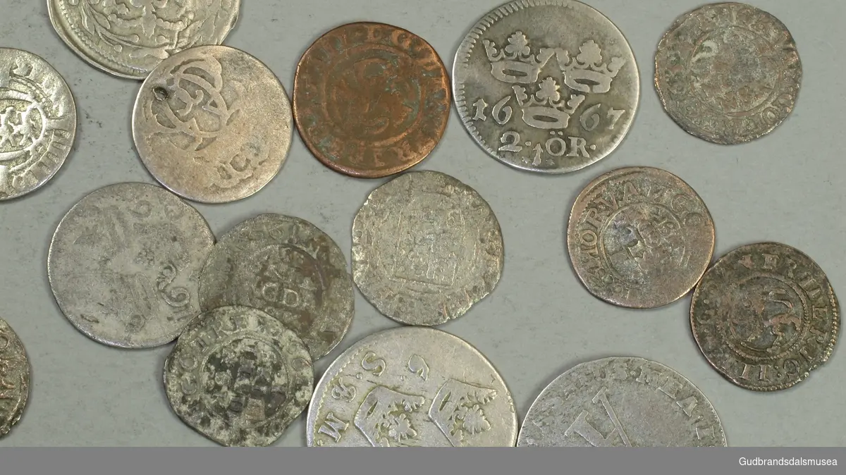 16 gamle mynt. Giver oppgir at de er fra 1600-tallet. Diverse årganger nasjonaliteter og valører. De fleste i sølv. En dansk skilling er i kobber.