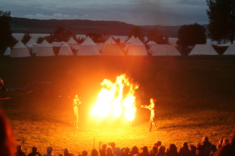 Gycklargruppen Trix utfører flammeshow i mørket, i bakgrunnen ses en leir av middelaldertelt. (Foto/Photo)