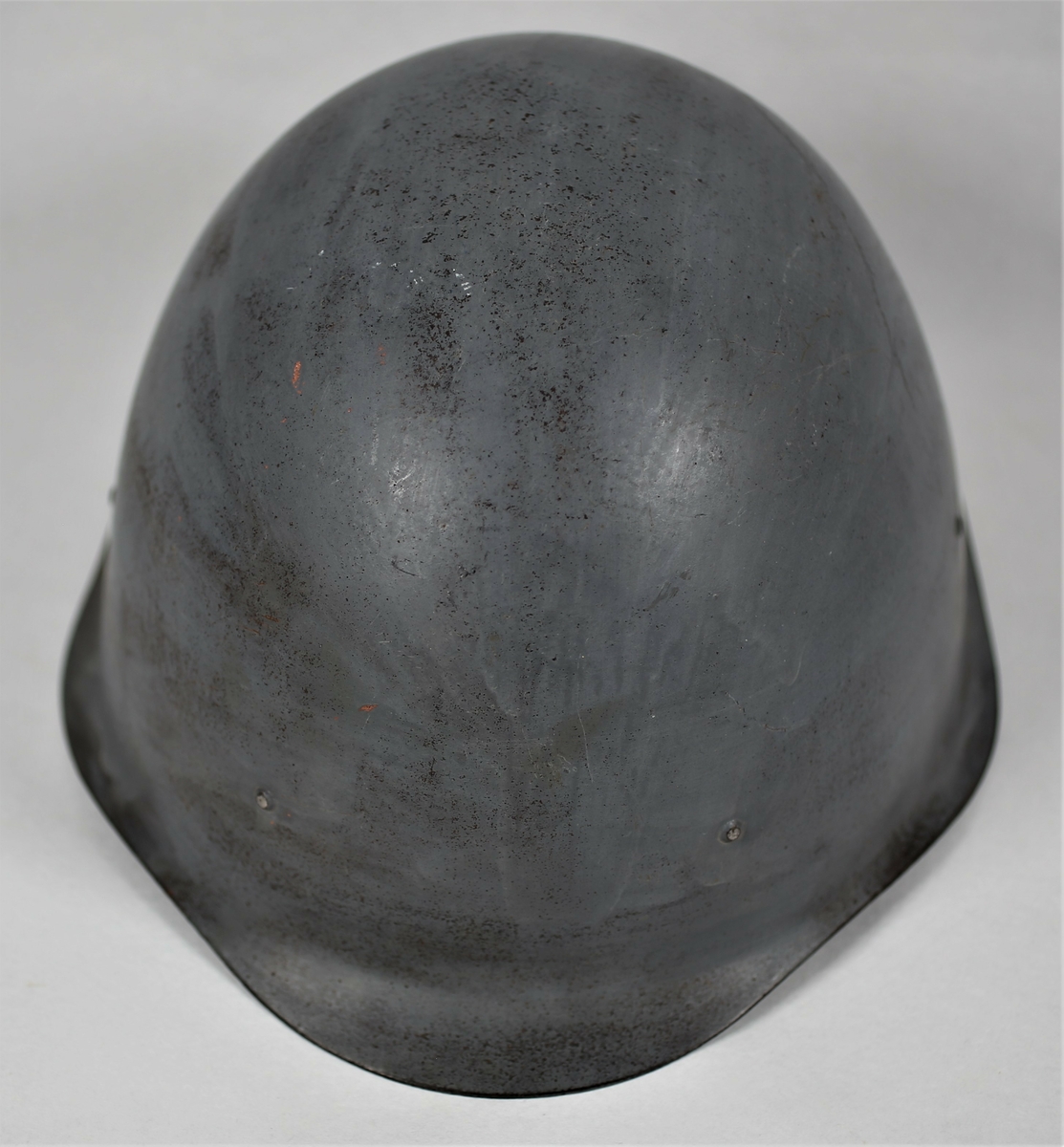 Russisk hjelm som ble brukt under Petsamo - Kirkenes operasjonen. Er med hakestropp.