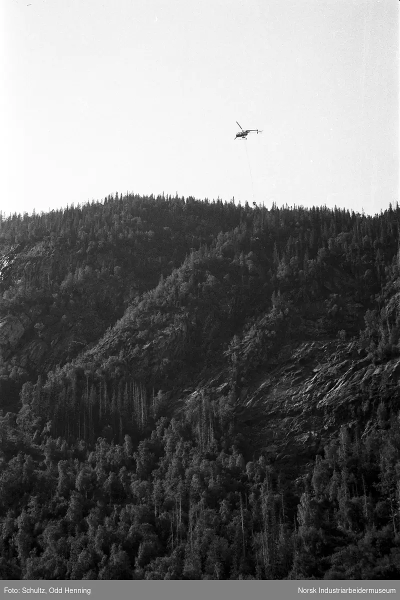 Helikopter med transport i ferdsel.