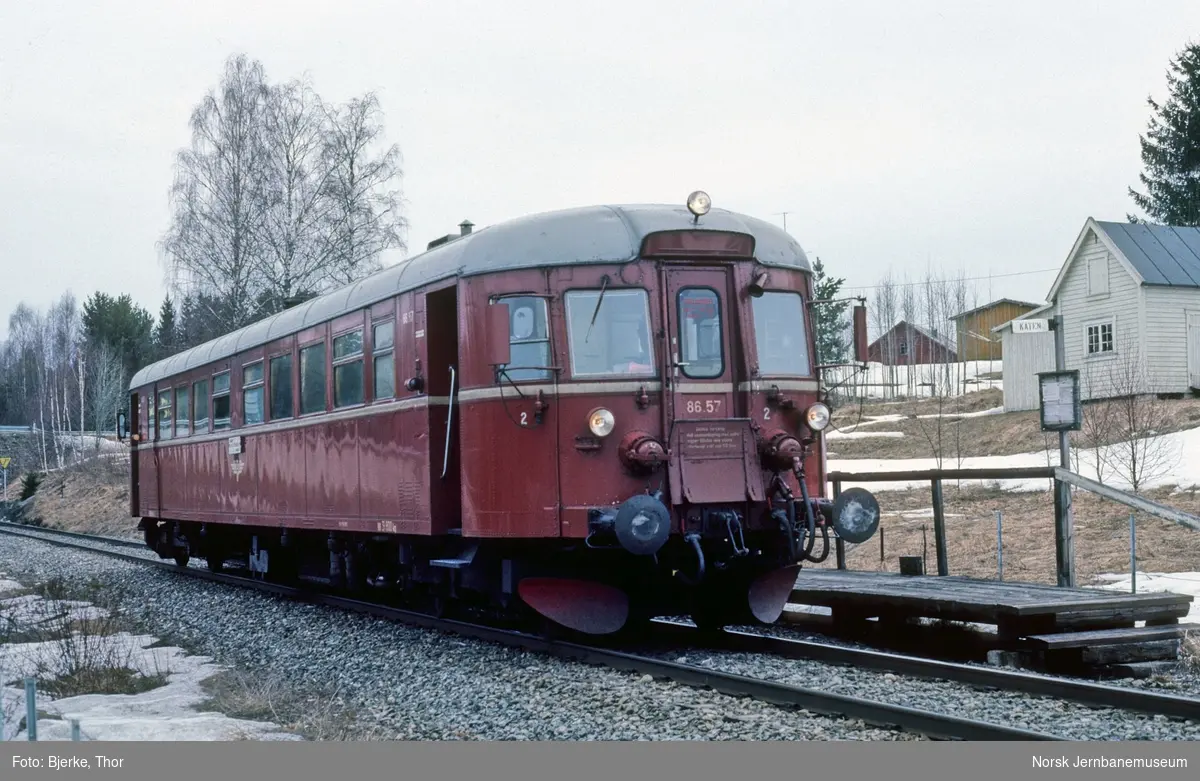 Motorvogn BM 86 57 i ekstratog for Norsk Jernbaneklubb på Kåten holdeplass på Solørbanen