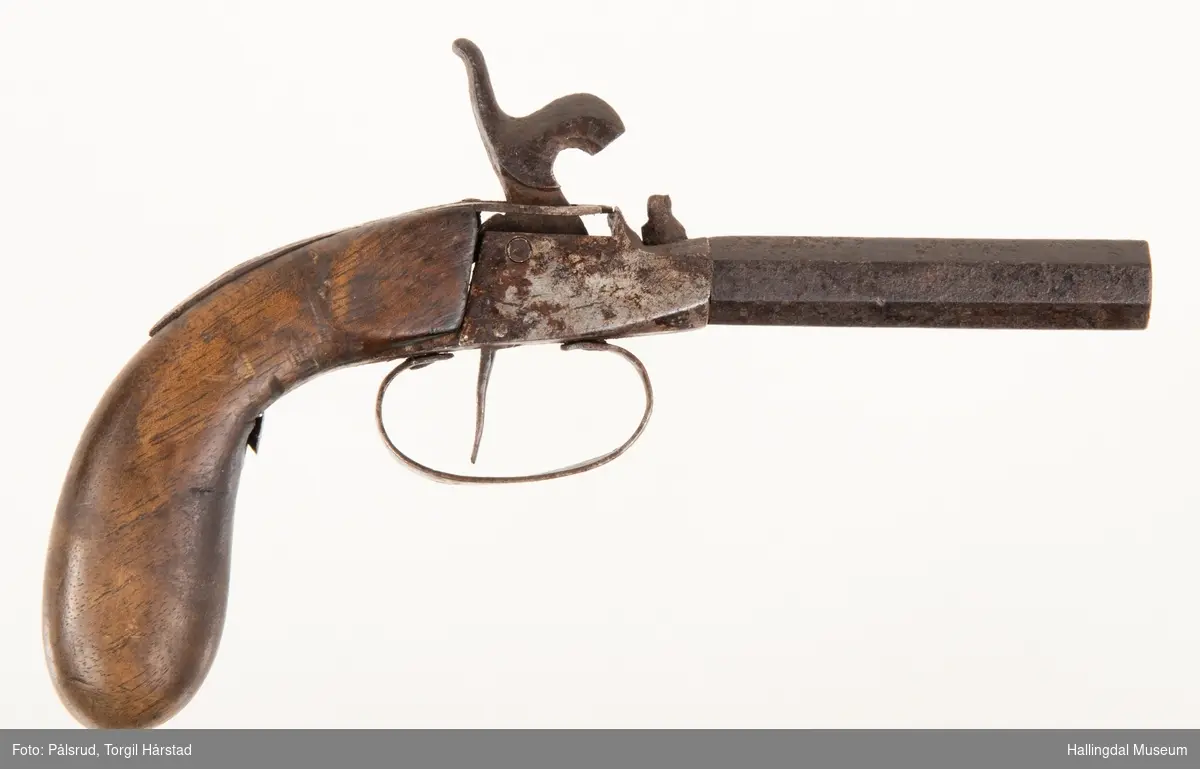 Pistol med perkusjonslås. Mulig produsert ca. 1830 - 1860.