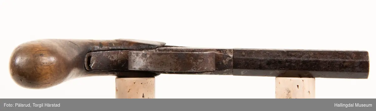 Pistol med perkusjonslås. Mulig produsert ca. 1830 - 1860.
