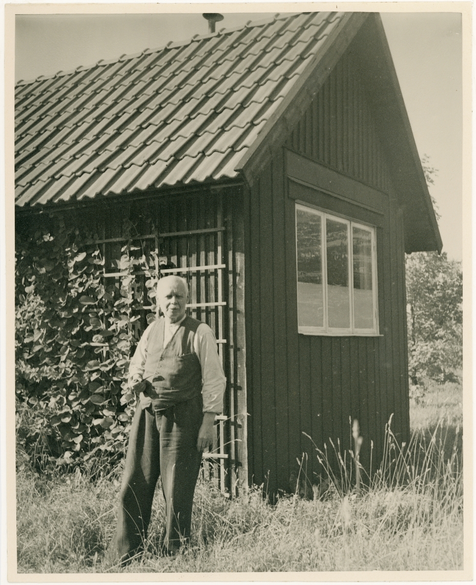 Gusten Widerbäck utanför sin ateljé, Vaksala, Uppsala 1948