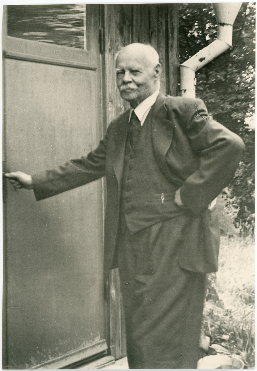 Gusten Widerbäck vid dörren till sin ateljé, Uppsala 1954