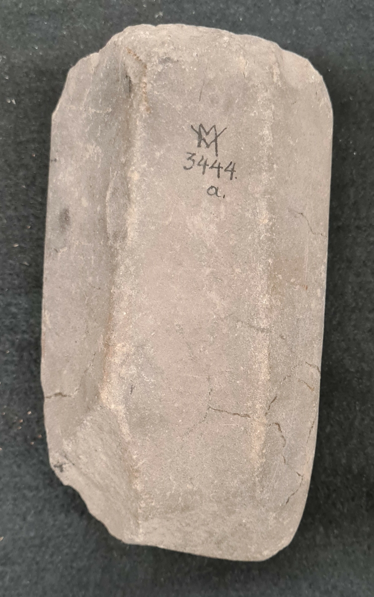 03 444:a,b,c. Hittade vid Margreteberg, Vänersnäs socken, Västergötland. Köpt av Blomqvist.

a. Slipsten med 7 slipytor. L. 17 cm. Bredd 10 cm.
b. Yxa bergart, 1 st. L. 9,5 cm. Bredd 4,5 cm.
c. Trindyxor, 3 st. L. 14 cm. Bredd 4,5 cm.