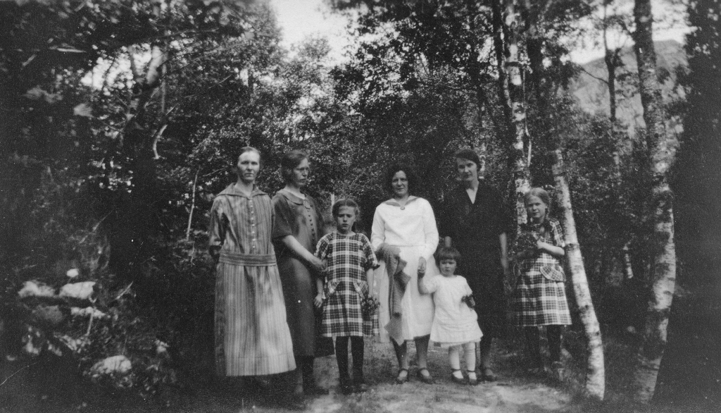 Fire kvinner og tre jenter fotografert ved ein bjørkeskog. Frå venstre: Gyda Lima, Kari Lima, Gudrun Lima, Jenny Lima, Betsy ?, Maria Lima og Rannveig Undem.