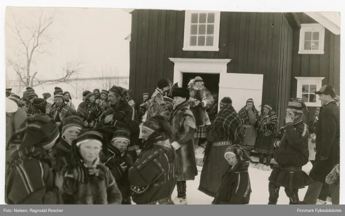 Påskegudstjenesten i Kautokeino i  1932. "Kirkealmue" med samedrak utenfor Kautokeino kirke.