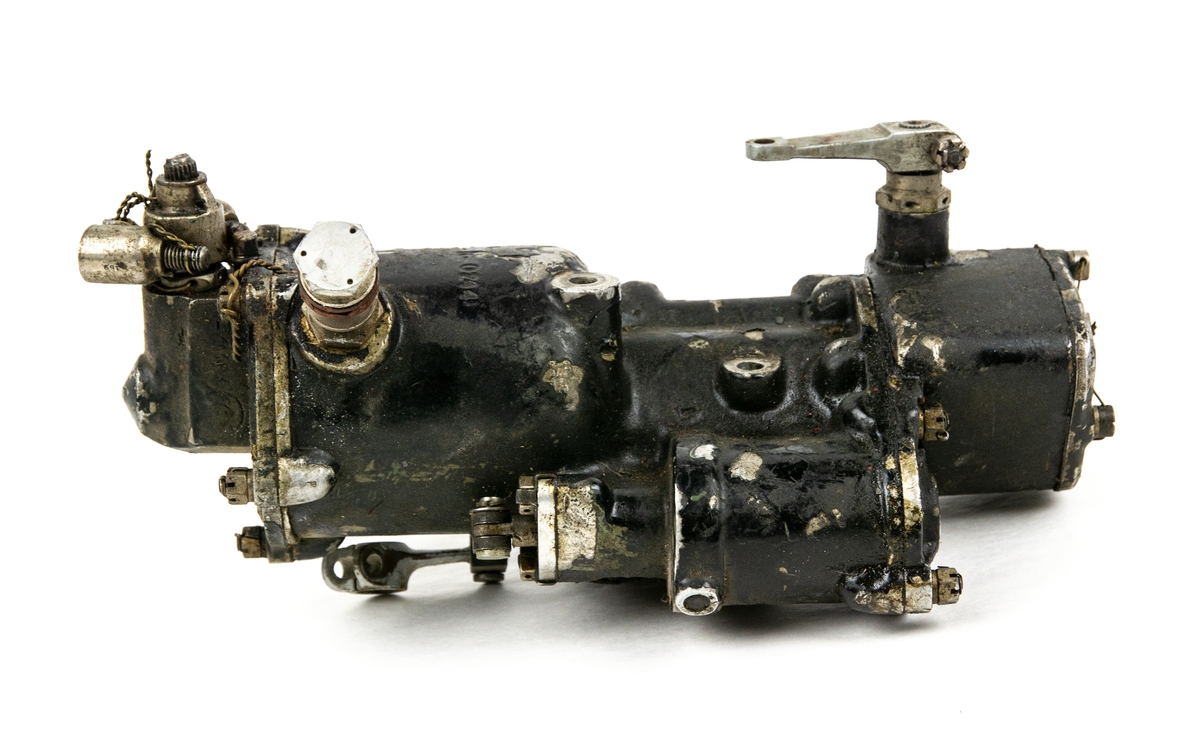 Motordel till Caproni, för kompressortrycket för motortyp: IF Delta RC 35. Av svartmålad metall med rörliga kolvar.
