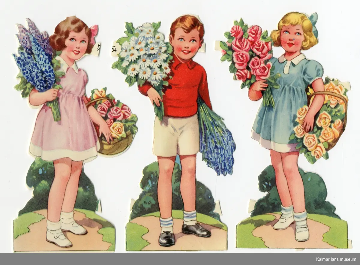 Flicka med rosor, flicka med riddarsporrar och rosor samt pojke med prästkragar och blåklockor.