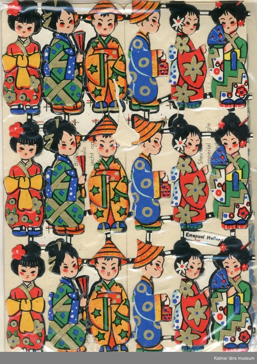 Flickor klädda som geishor och pojkar klädda i kimonos och rishattar.