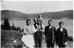 En gruppe på 5 står oppstilt og i bakgrunnen ses Randsfjorde