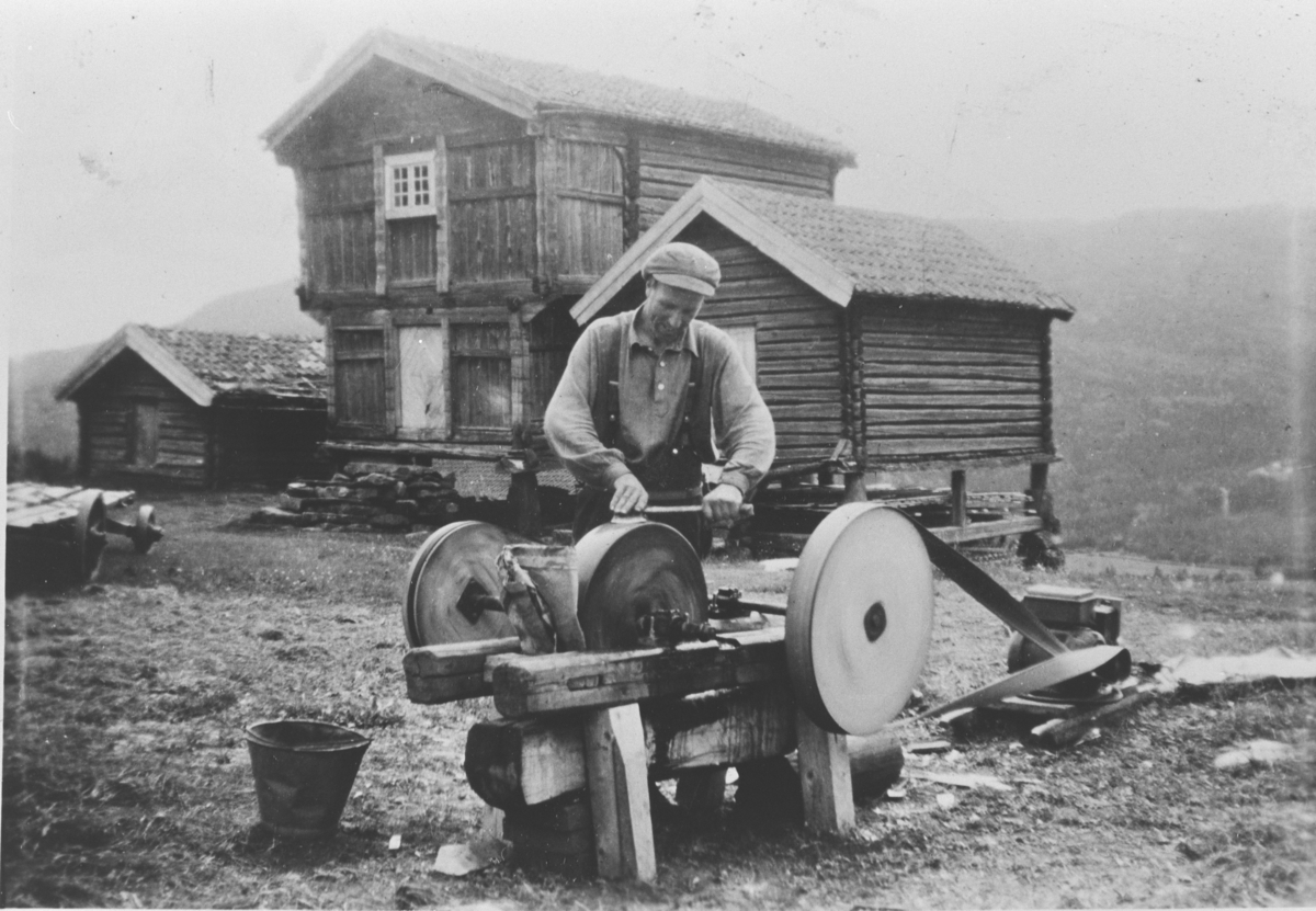 Øksesliping på Teige i Eggedal, rundt 1948.