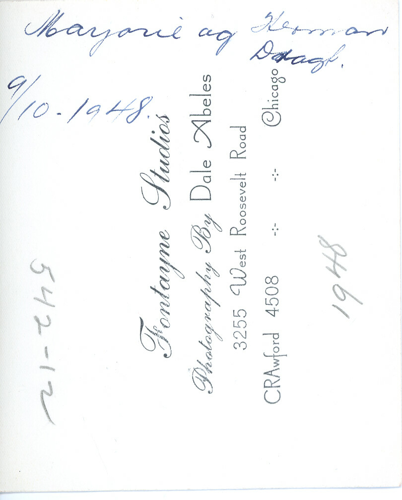Marjorie og Herman Dragt opp kyrkjegolvet på bryllupet 9.10.1948