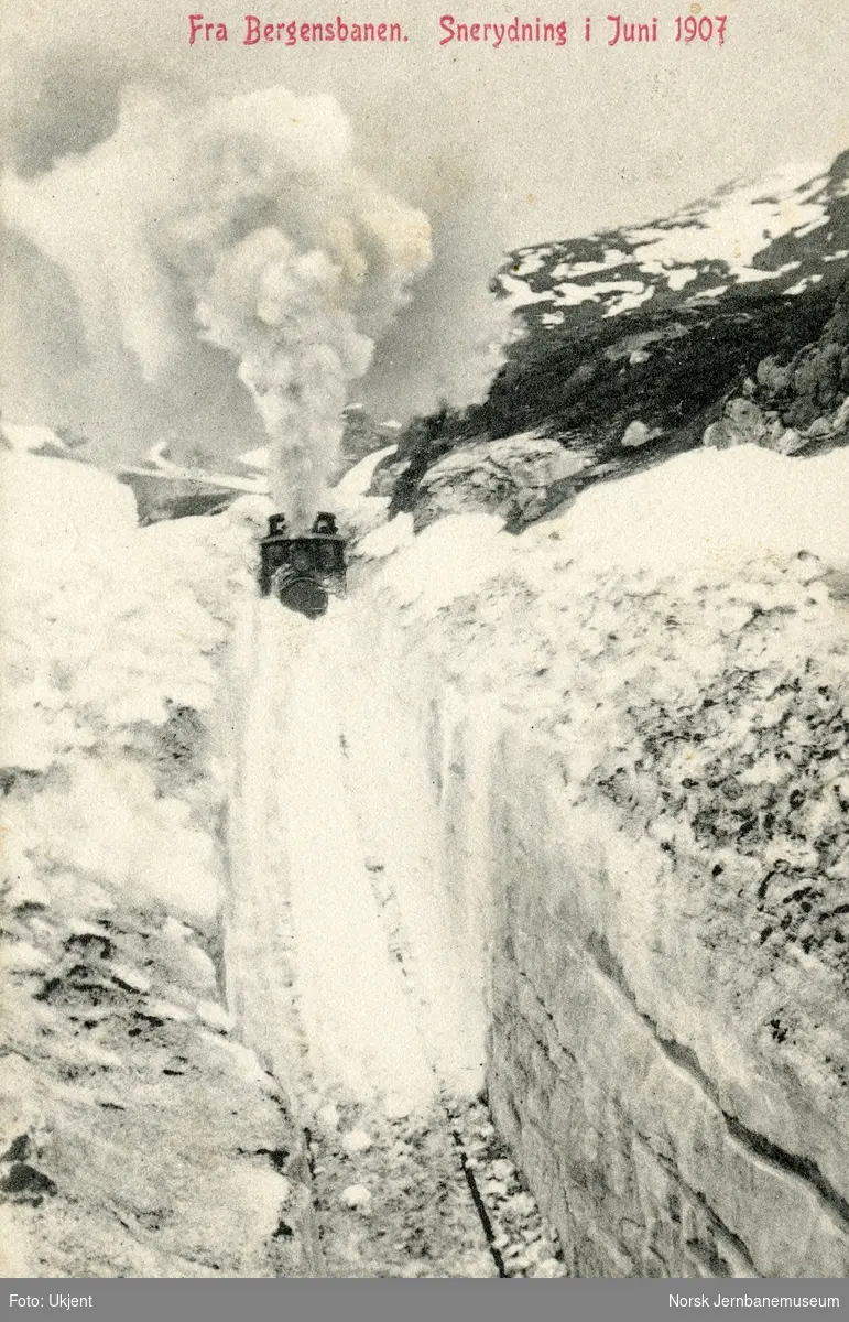 Damplokomotiv med snøryddingstog mellom Hallingskeid og Finse på Bergensbanen