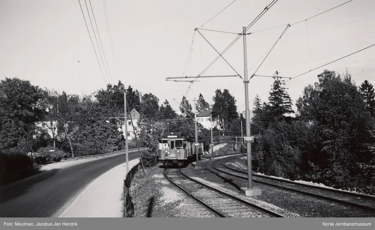 Holmenkolbanens motorvogner nr. 41 og 42 ved Sørbyhaugen