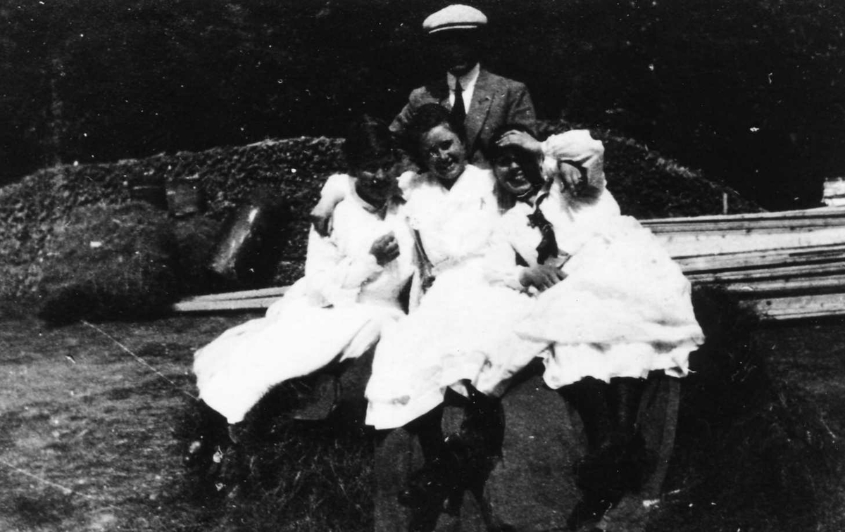 Tre kvinner og ein mann, 1920, bryllupsreisa til Gjerløv Skaardal og frue