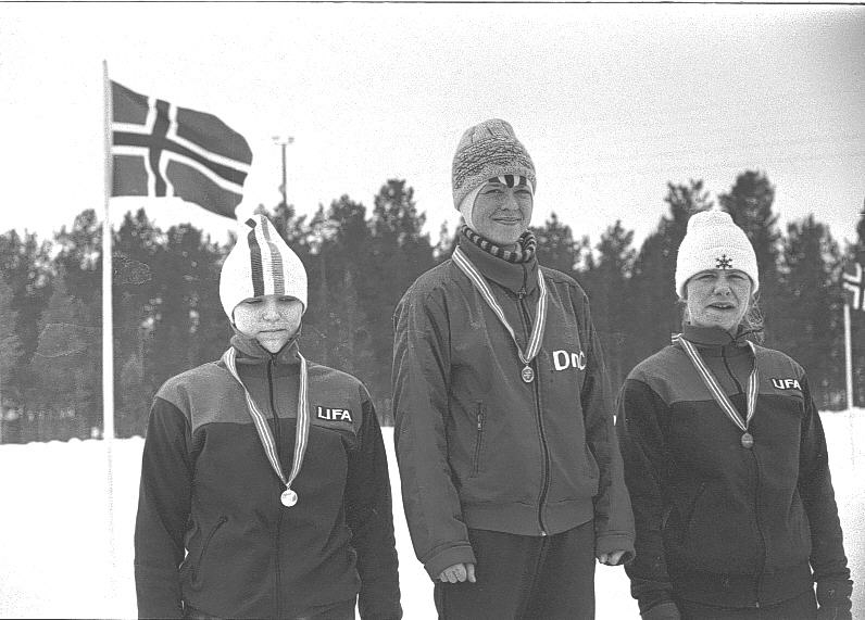 Dame-NM på skøyter på Tynset, mars 1980.