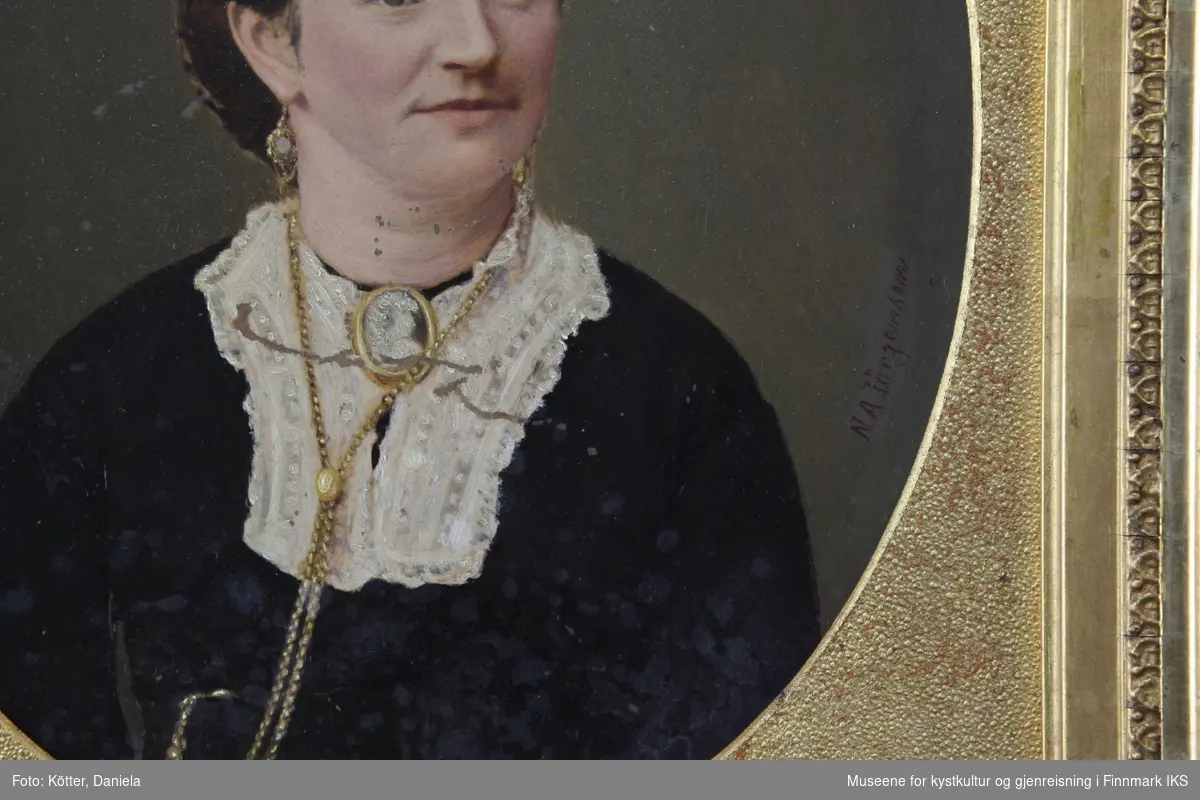 Ingeborg Marie Doxrud er portrettert som voksen, men ikke eldre kvinne. Hun har mørkt hår som er satt opp og dekorert med et svart sløyfe. Ansiktsuttrykket er lett smilende og vennlig. Kvinnen er ikledd svarte klær med hvit blondekrage. Hun har ørepynt og en lommeur med halskjede på seg. Kragen holdes sammen av en hvit, oval brosje med gullkant under halsen. Bakgrunnen er utført i mørke fargenyanser.