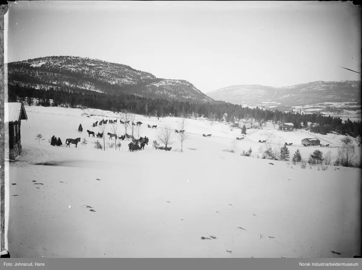 Kanefart langs en vei i et vinterlandskap. Fra begravelse av Ingebret Søvde som døde 23.01.1924