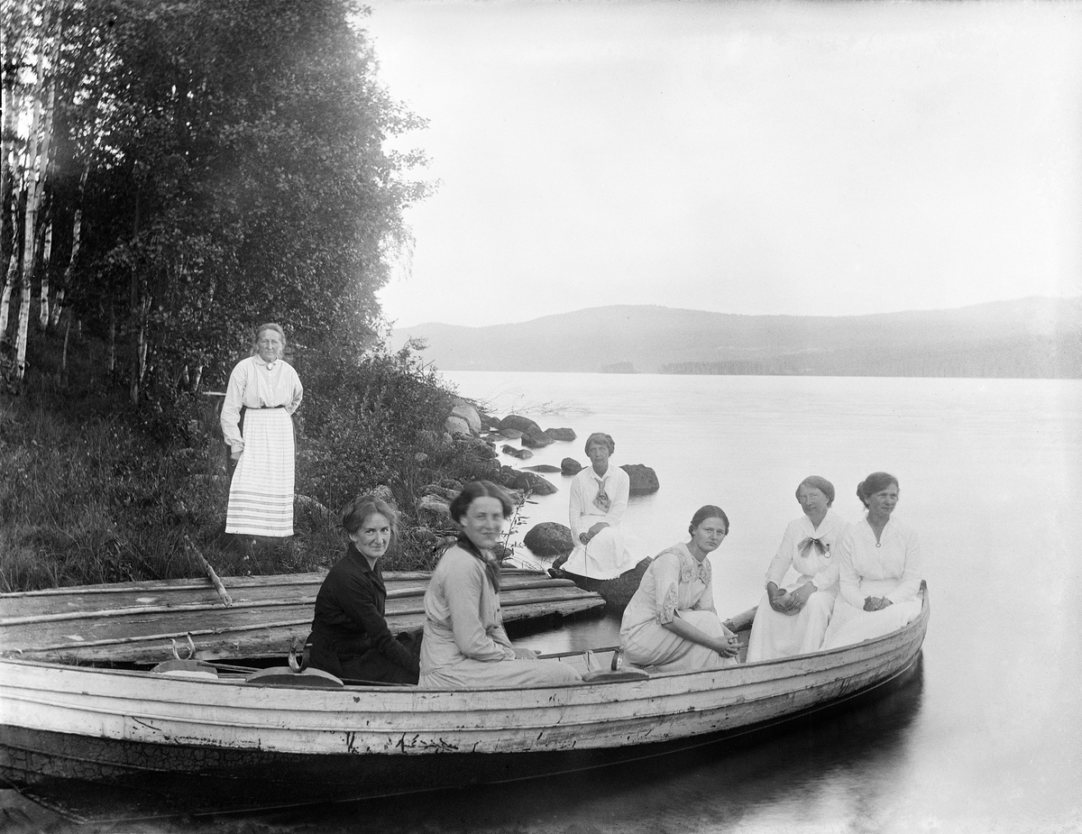 En gjeng med kvinner i båt.