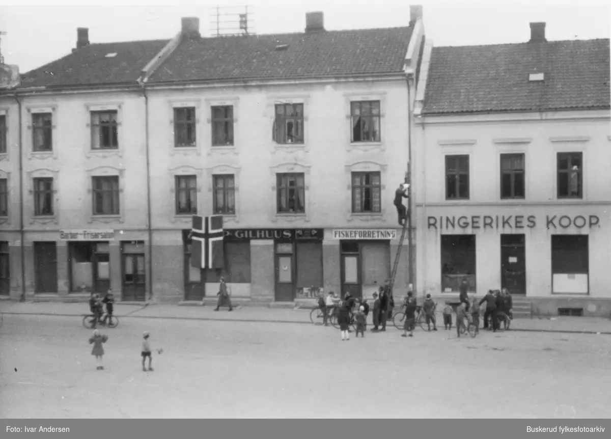 Frigjøringen av Norge, fra Hønefoss. Fra Nordre torg i Hønefoss. Tyske flagg rives ned.