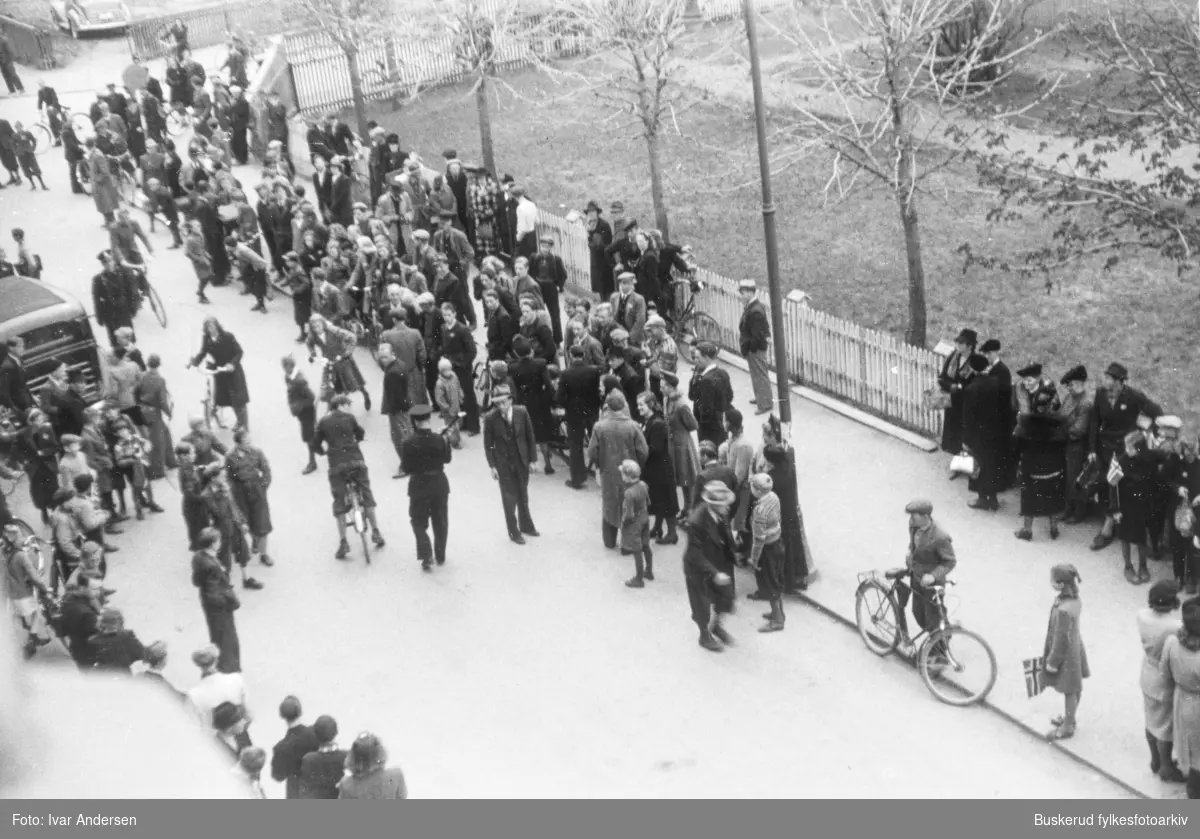 Frigjøringen av Norge, fra Hønefoss.I juni 1945 ble lokale medlemmer av Nasjonal Samling satt i arrest i Hønefoss Hjelpefengsel i Storgaten. Det samlet seg gjerne mye folk for å se på når dette skjedde, og arrestantene måtte tåle tilrop og ukvemsord.
