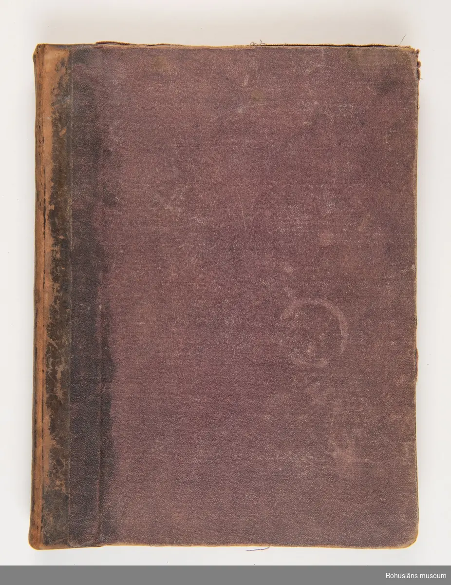 Inbunden bok i halvfranskt band. Tryckt i Ryssland 1882. Hebreisk text, 318 sidor.
Ryggsida med präglad text på hebreiska samt siffran 1.