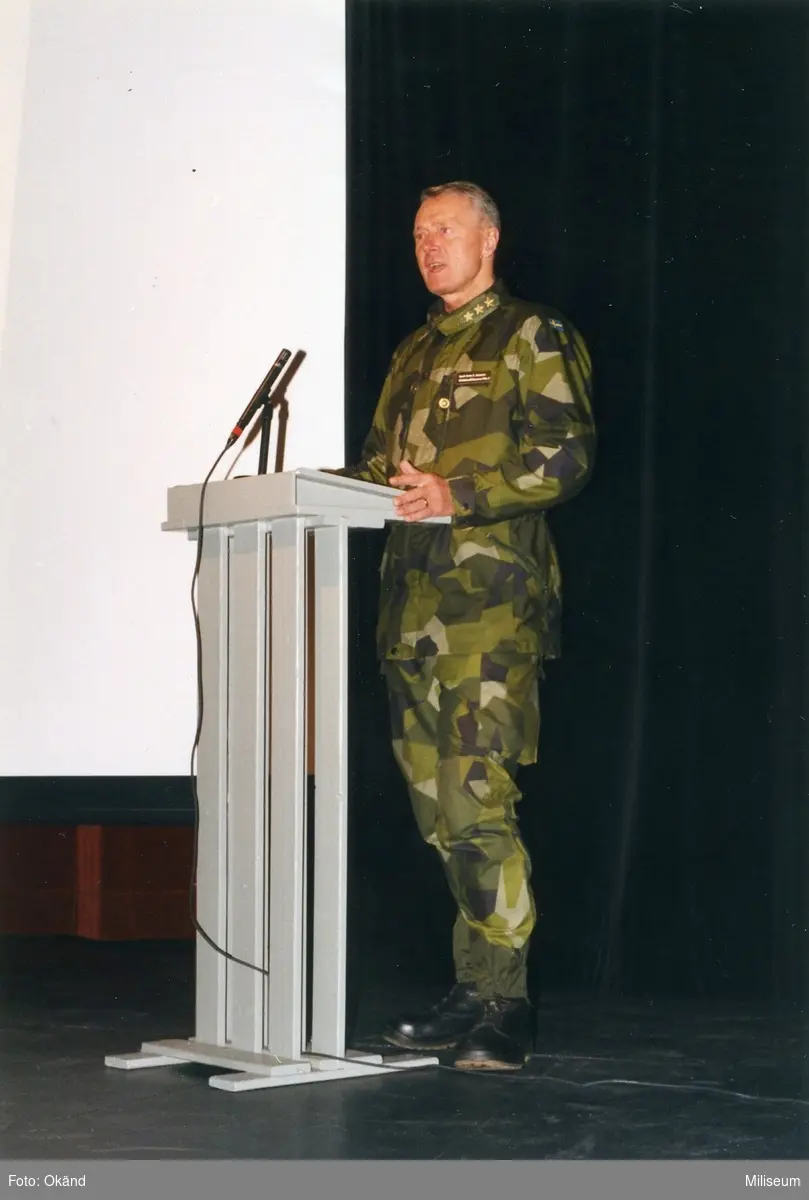 Presentation för militärbefälhavarens årliga besök. På scen, generallöjtlant Sven-Åke Jansson.