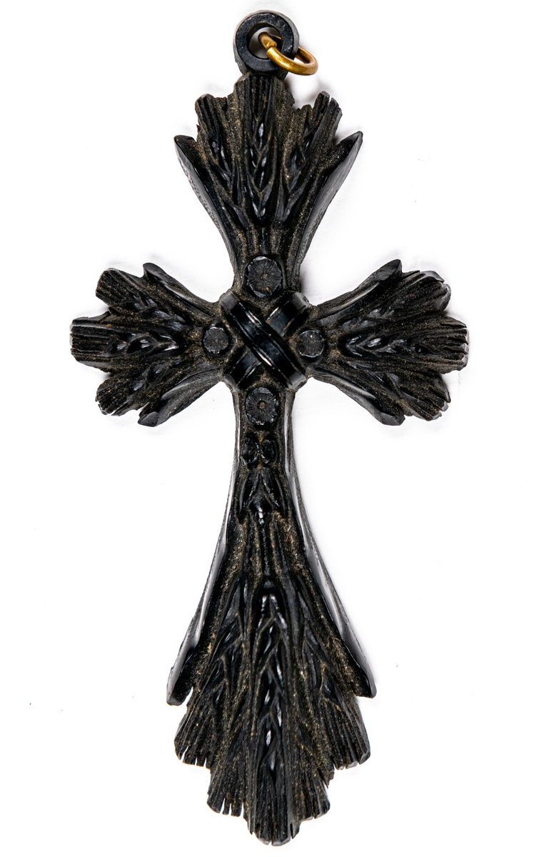 Halsband, treradigt, av svarta konstgjorda pärlor, vidhängande kors.