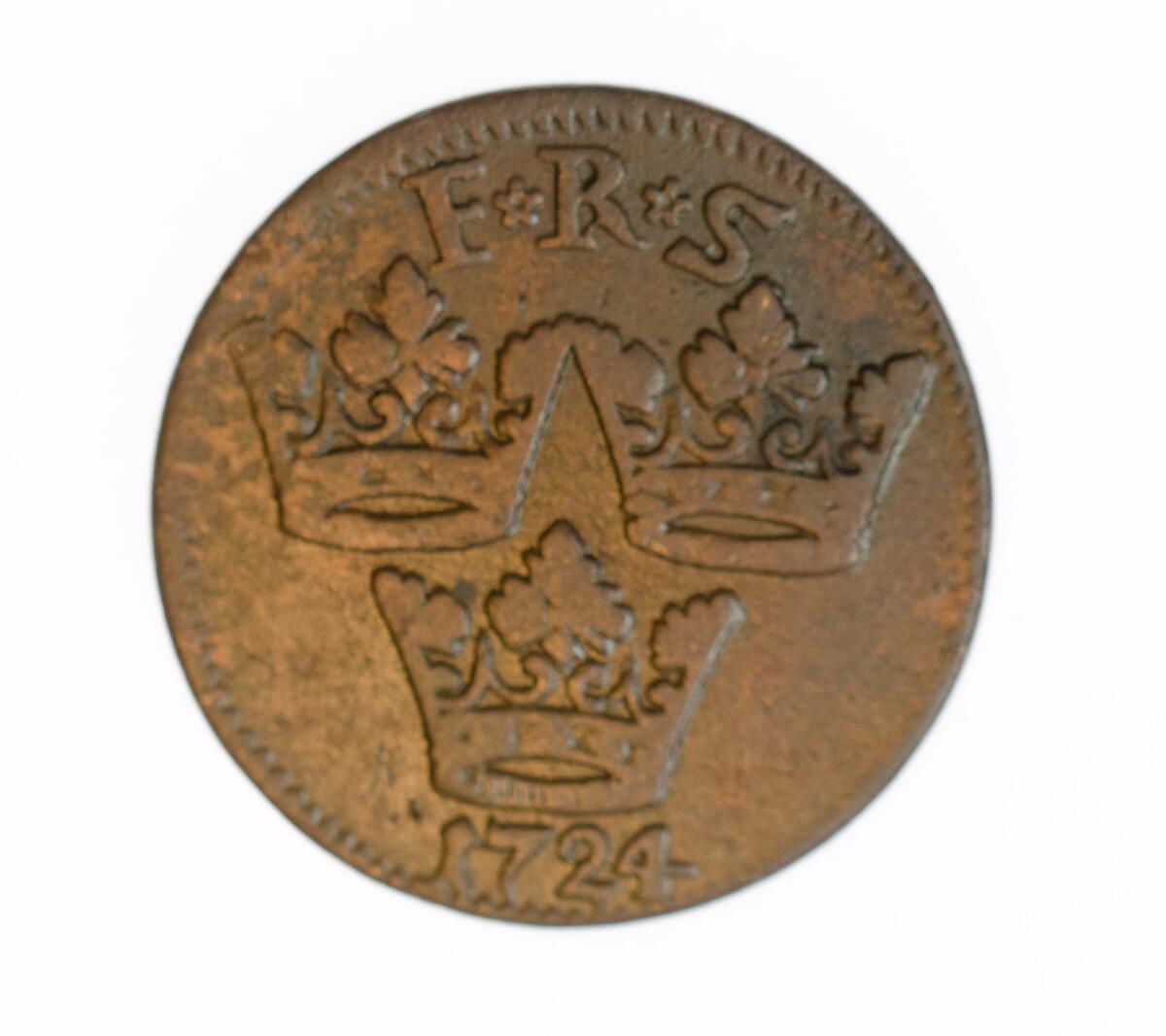 Mynt, 1 öre k.m. från Fredrik I tid, 1724; Det fanns i förpackningen med inventarienummer M32325.; 