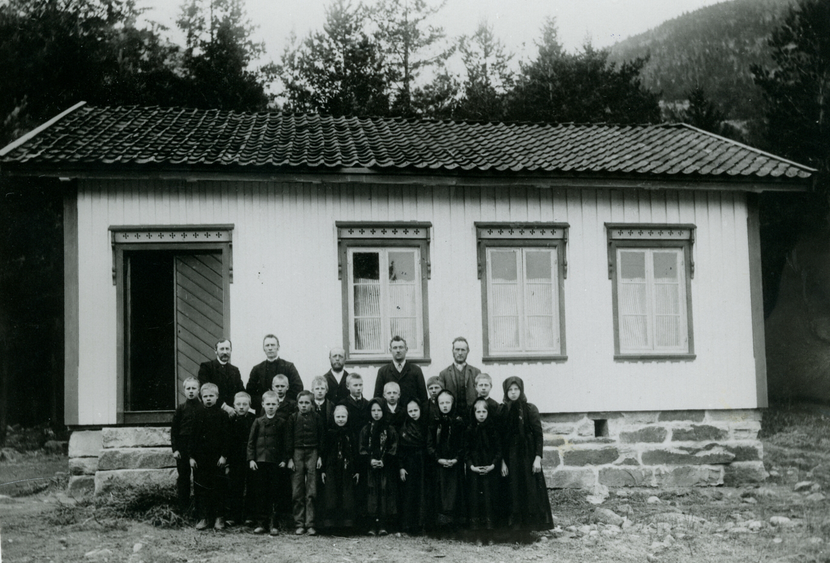 Gruppe av elevar, lærarar og sokneprest ved Vreim skule, truleg tatt hausten 1898.  Sjå namneliste på eit av bilda som ligg her.
