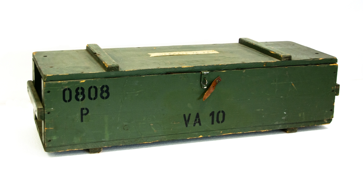 Verktygslåda grönmålad i trä innehållande verktyg till flygplan Tp 82. Innehåller bland annat dödpunktsindikator och specialverktyg för demontering och ihopsättning.