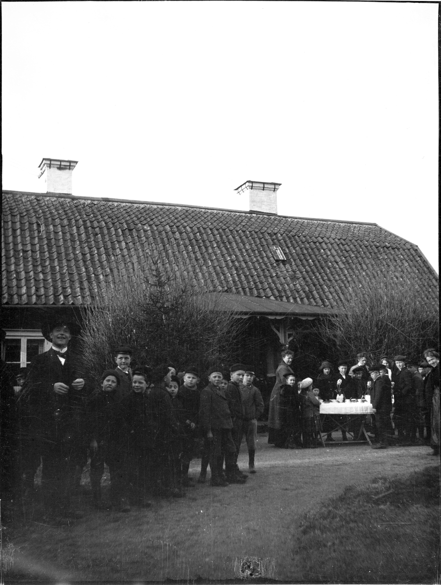 Barn och vuxna på Prästgården, Skokloster, Uppland