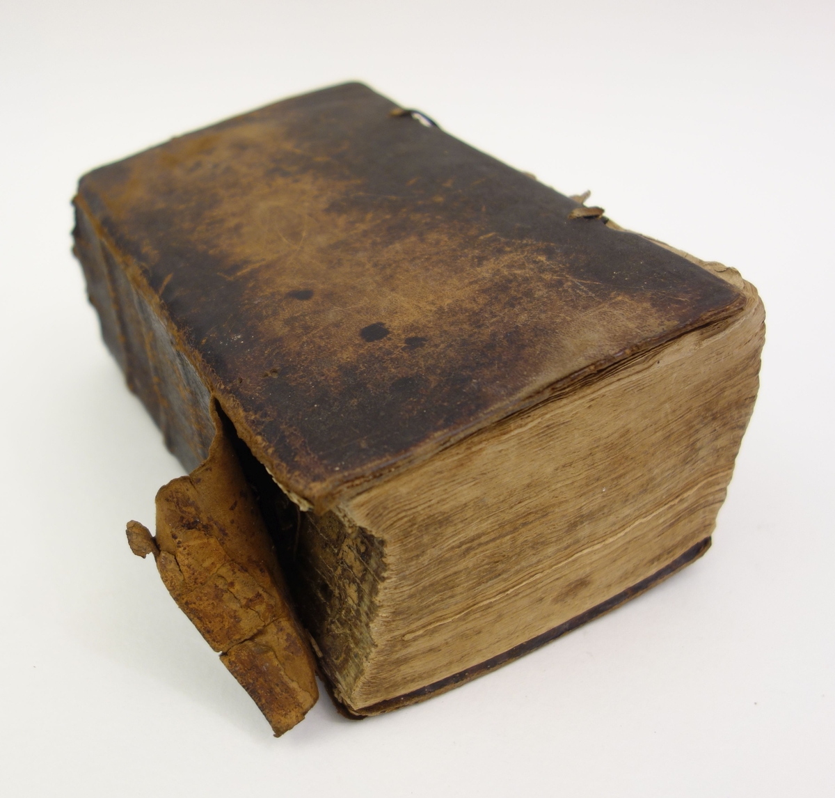 Enkelt, brunt helbind i skinn. Lukkemekanisme: rester etter skinnremmer. Eiernotat fra 1799 på forsats og 1747 på bakre forsats.