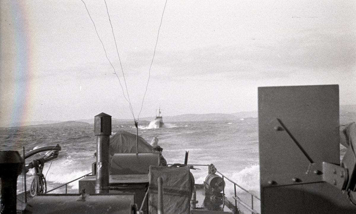 KNM HITRA og KNM VIGRA har forlatt Scalloway Shetland 14 Mai 1945 og er på vei mot Bergen. Bildet er tatt fra KNM HITRA. 