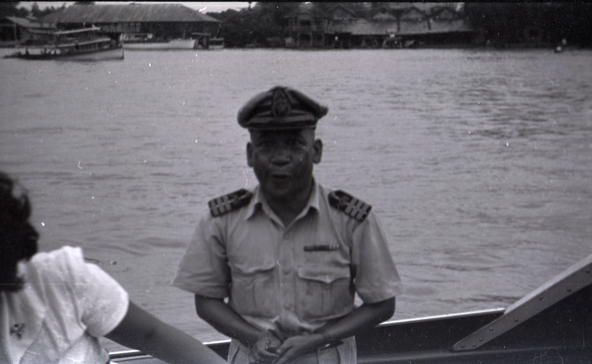 Uniformert politi (?) ombord en båt, sansynligvis lengs elven Chao Phraya, Bangkok, Thailand.
