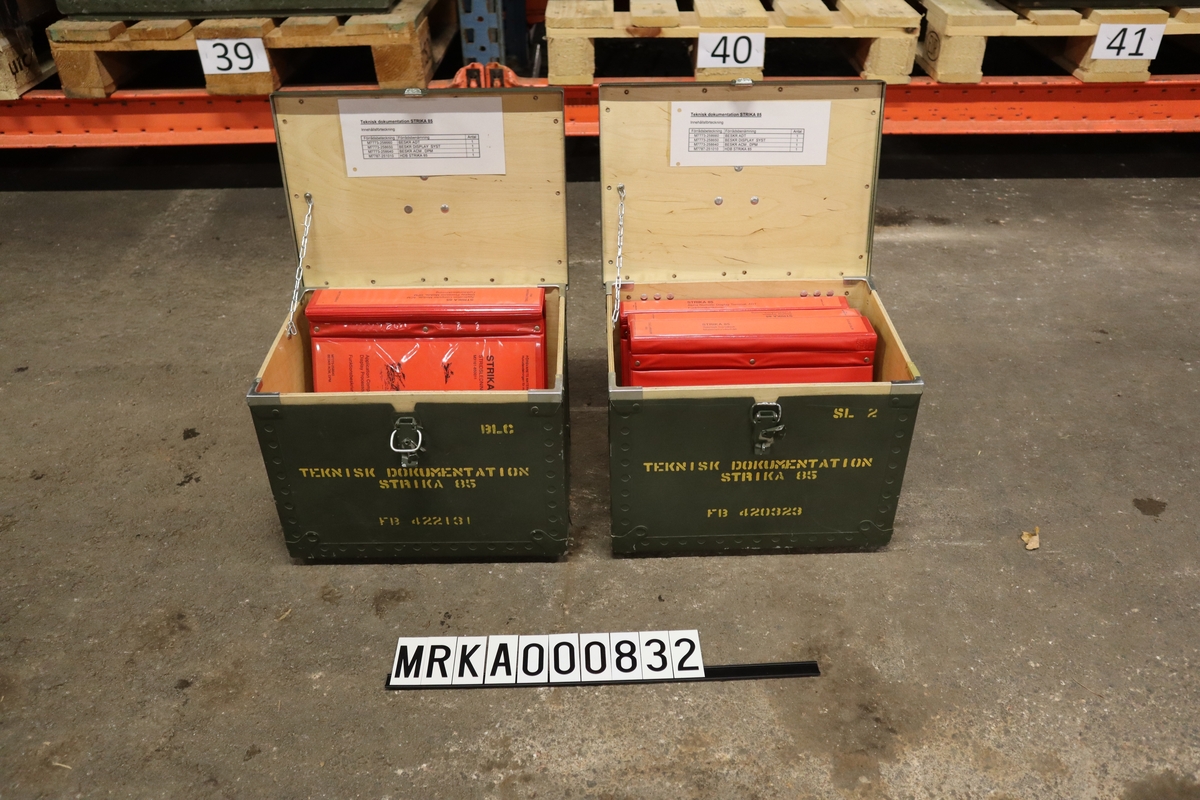 2 lådor med teknisk dokumentation för StriKA 85, varav en låda för batteriledningscentral (BLC) och en låda för stridsledningshydda 2 (SL 2).