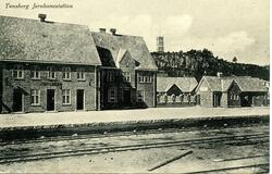 Tønsberg stasjon. Slottsfjellet i bakgrunnen
