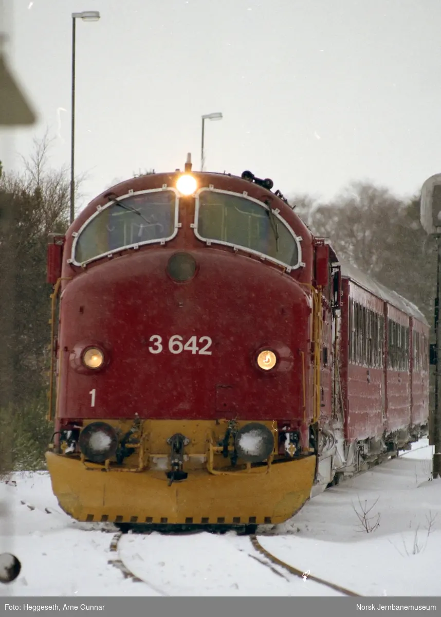 Diesellokomotiv Di 3 642 med persontog på Stjørdal stasjon på Nordlandsbanen
