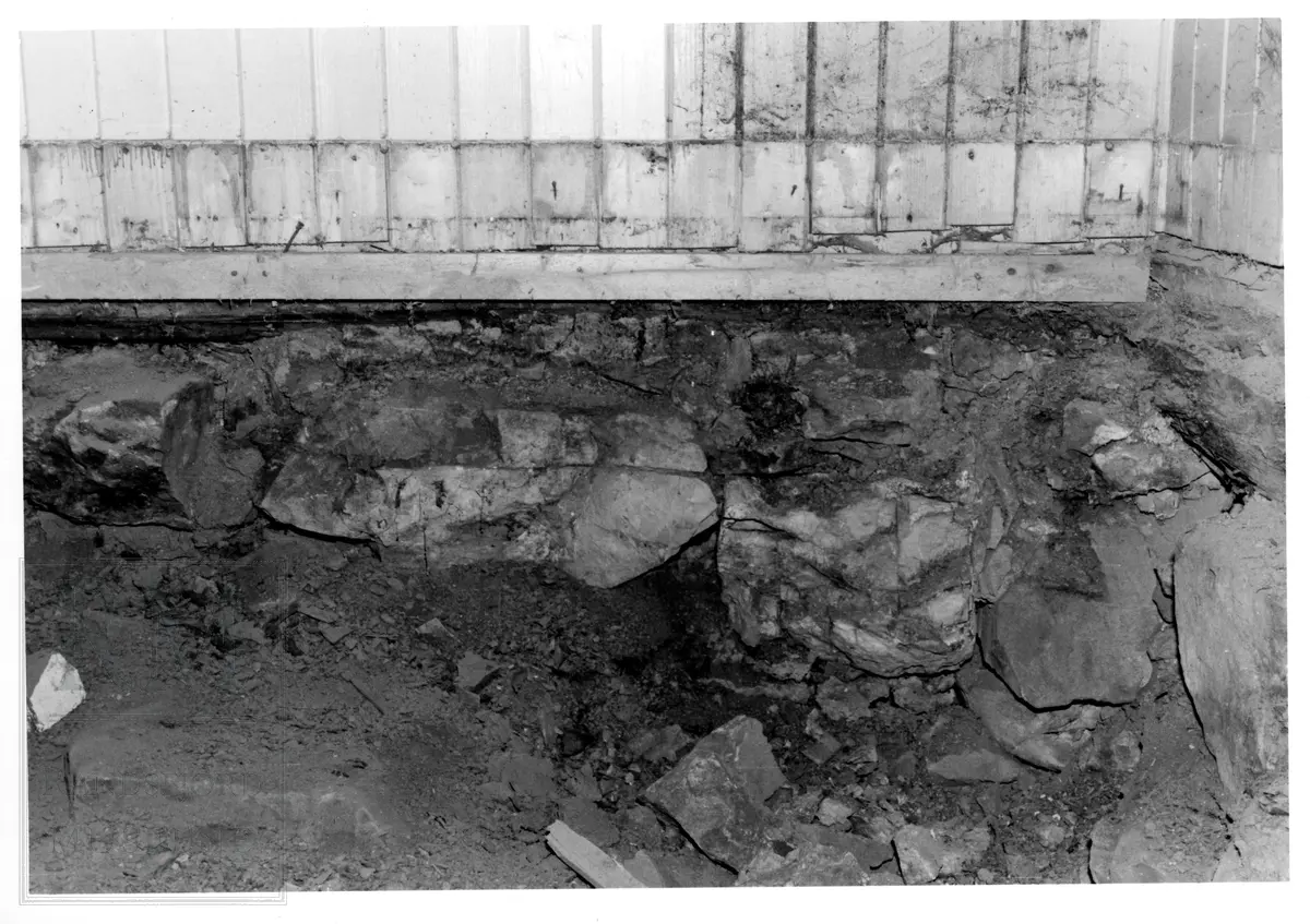 Dokumentasjon av grunnmuren på Tingelstadbygningen før restaurering.