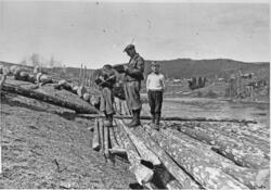 Tømmermåling på Ebbesberglandet, ca. 1945. Liten og stor flø