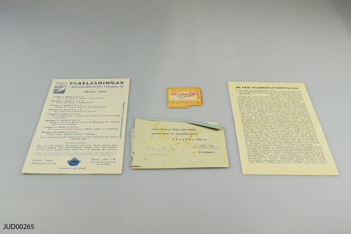 Kuvert innehållande fyra olika dokument:
1. Växlingskort för vetemjöl och bröd. 
2. ID-lapp. 
3. Reklamblad. 
4. Text om "judeproblemet".