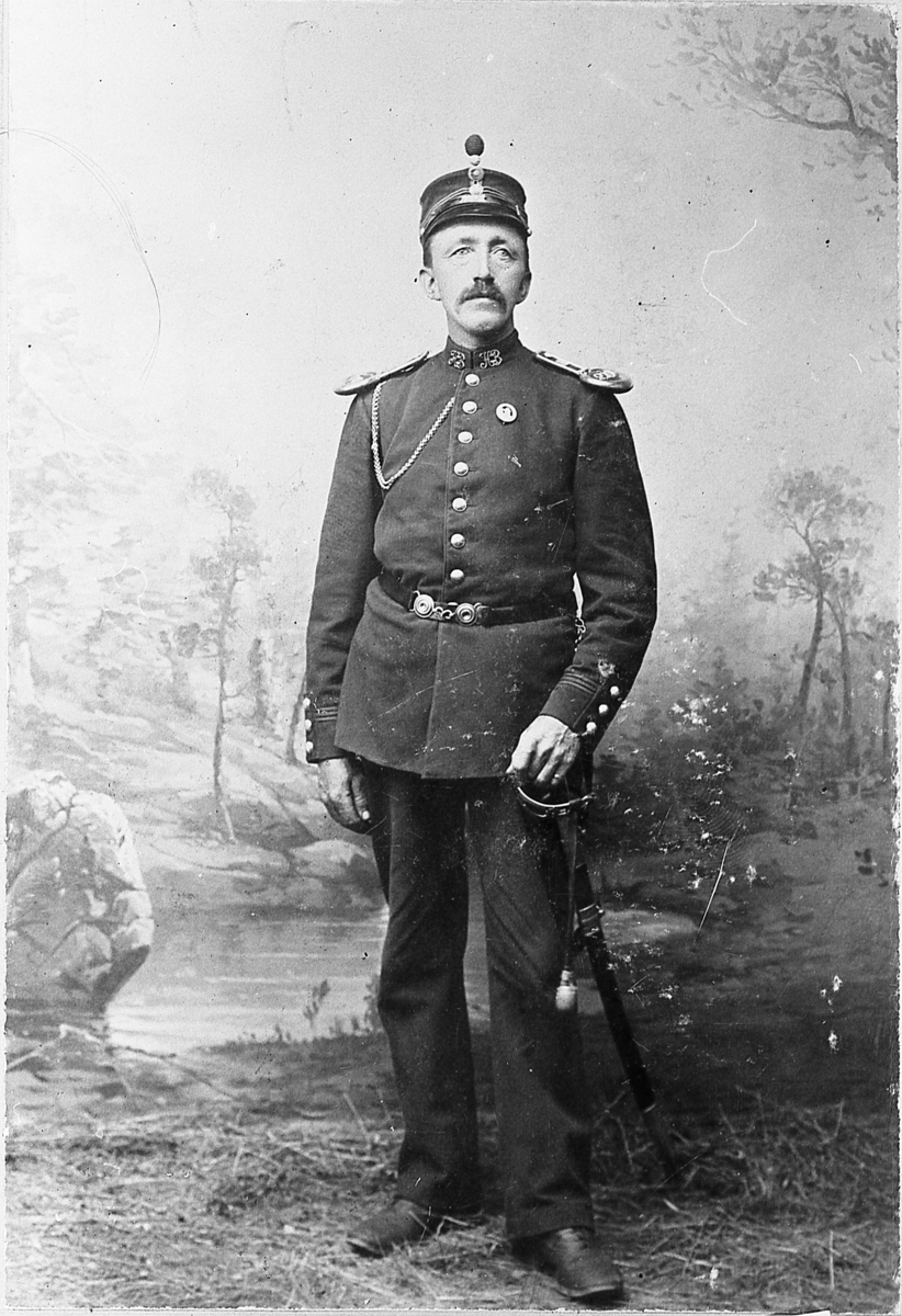 Fanejunker Ole Olsen Hiaasen (f. 1851). Her i uniformsmodell fra 1894 med grad som kommandersersjant. Han ble forfremmet til fanejunker 1903, så fotografiet må være fra mellom 1894 og 1903.


