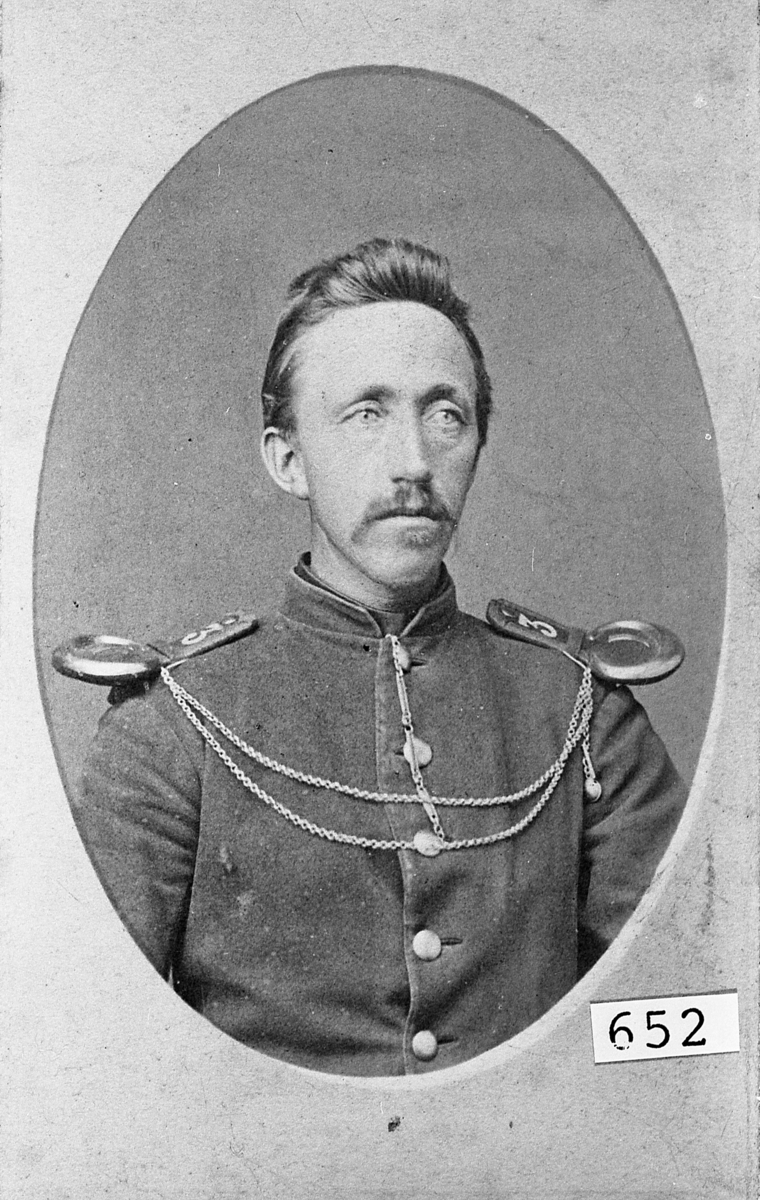 Fanejunker Ole Olsen Hiaasen (f. 1851). Her fotografert som sersjant i tidsrommet fra utnevnelse i 1874 og før uniformsendringene i 1888.