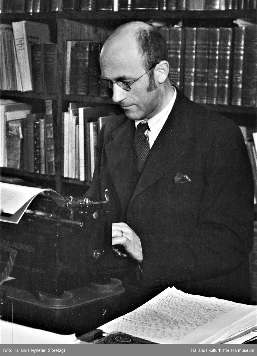 Intendent Albert Sandklef vid skrivmaskinen i sin bostad, belägen i den gamla artillerikasernen på Varbergs fästning. Tillhör samlingen med fotokopior från Hallands Nyheter som är från 1930-1940-talen.