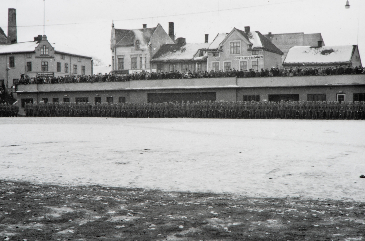 Hamar, Østre Torg, rutebilstasjon, tyske soldater står oppstilt på torget, 2. verdenskrig, krigen 1940 - 1945, okkupasjon, tilskuere på rutebiltaket,